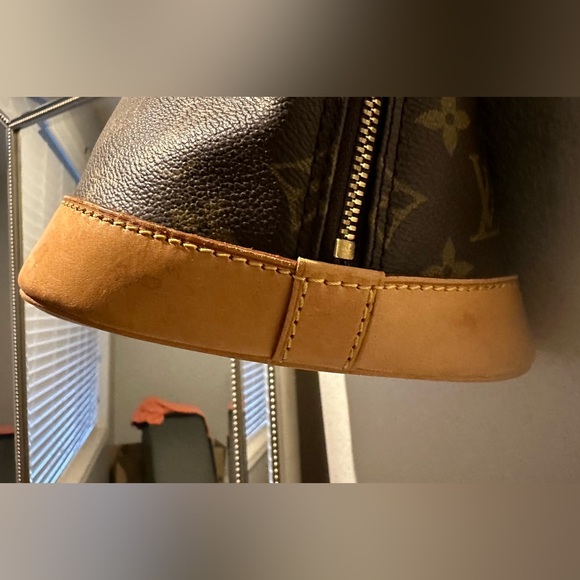 LOUIS VUITTON Monogram Alma Hand Bag.                    (made in France ) - Picture 6 of 16